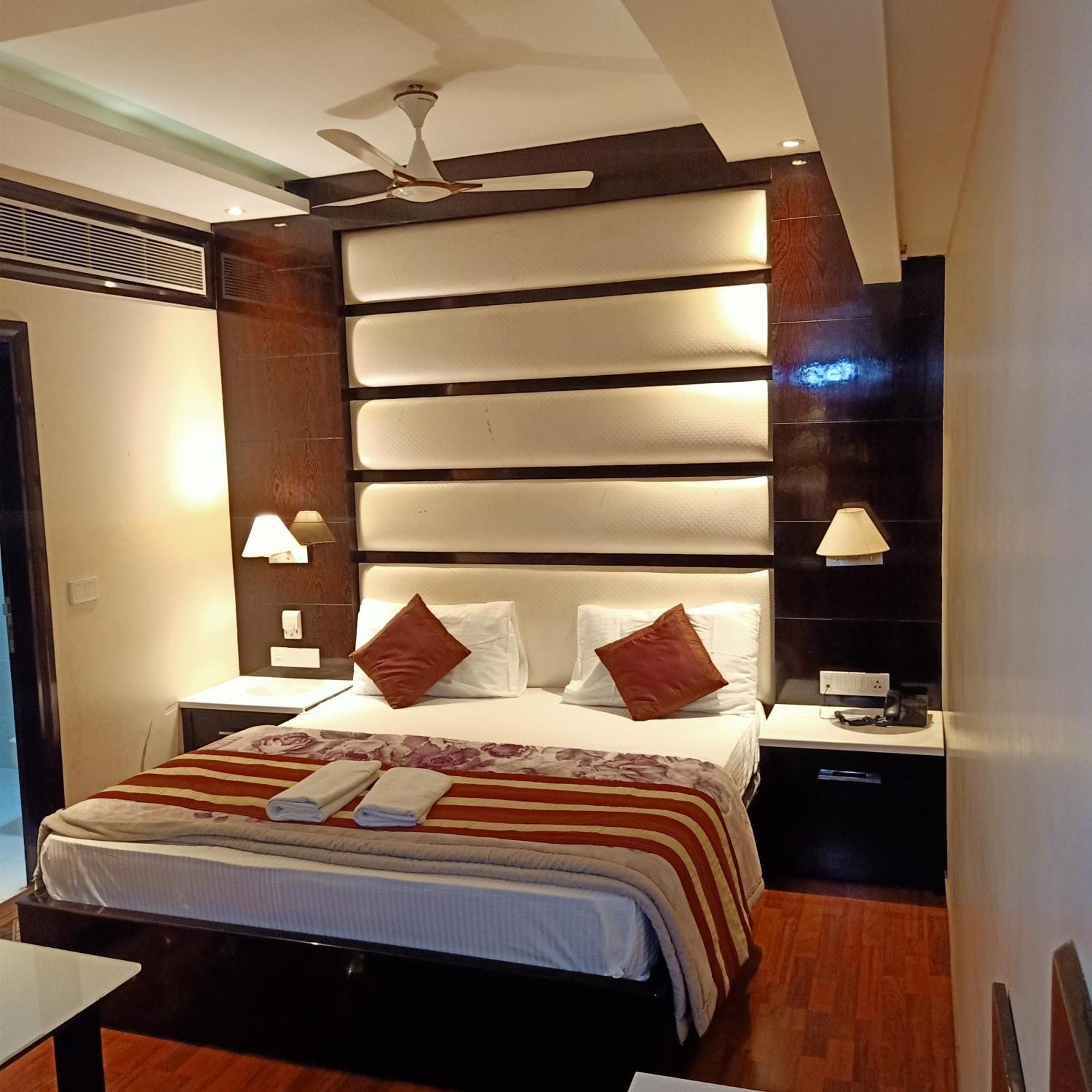 Hotel Geet Deluxe Nueva Delhi Exterior foto