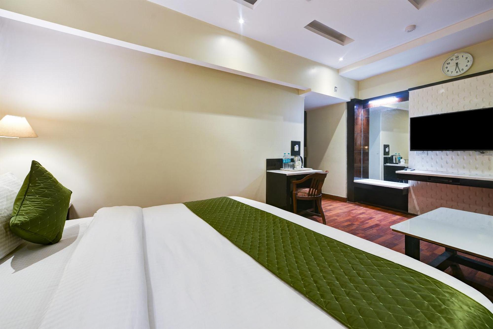 Hotel Geet Deluxe Nueva Delhi Exterior foto