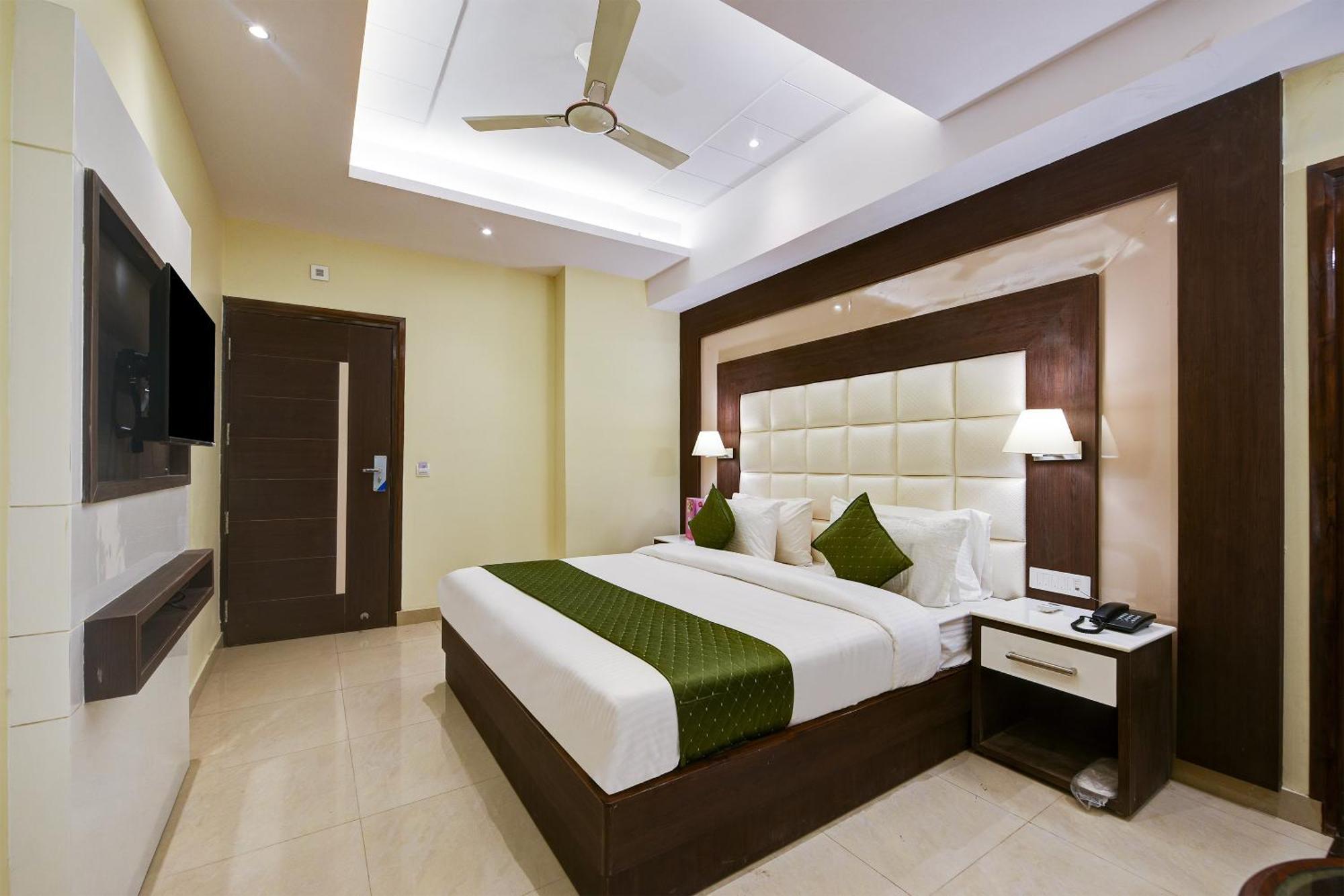 Hotel Geet Deluxe Nueva Delhi Exterior foto